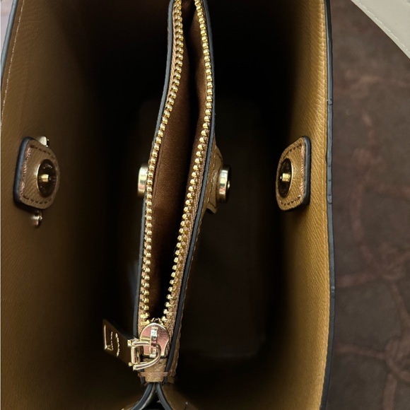 Precious daisy coach tote with matching wallet - Picture 5 of 6